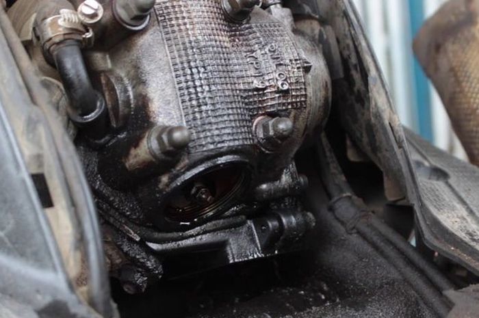 Cara mengatasi oli mesin motor rembes atau bocor