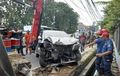 Tabrak Rambu Lalin, Toyota Rush Terperosok, Bagian Muka Hancur