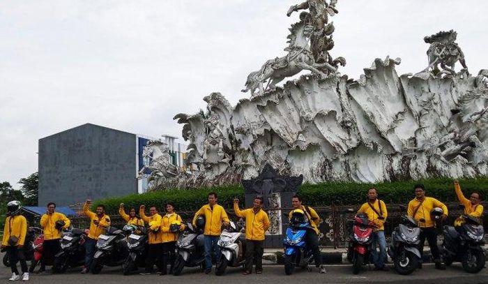 Keseruan jelajah Kota Solo dengan Yamaha FreeGo, berpose di patung Kuda Solo Baru