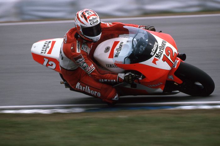 Jean-Michel Bayle saat balap GP 500 cc bersama tim Marlboro Yamaha Roberts tahun 1996