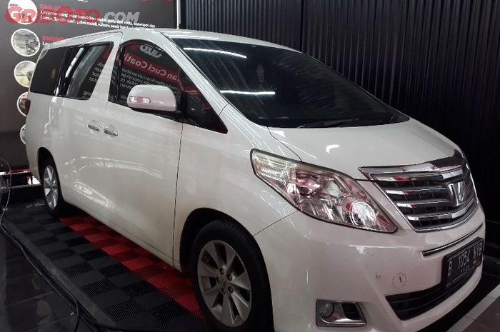 Ilustrasi Toyota Alphard saat dicuci di Pertamina Bright Wash by Autoglaze