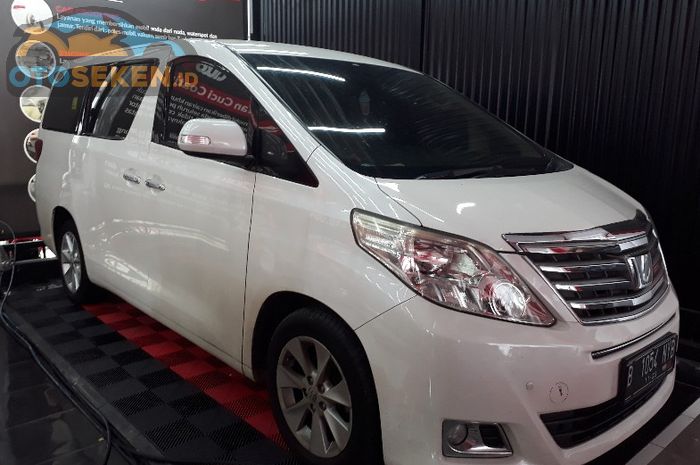 Ilustrasi Toyota Alphard saat dicuci di Pertamina Bright Wash by Autoglaze