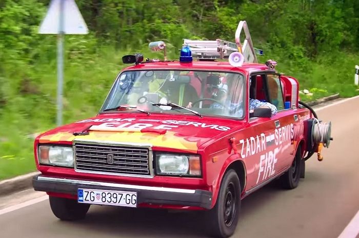 Mobil Lada yang diubah menjadi mobil pemadam kebakaran