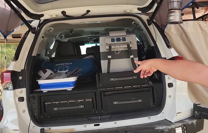 Kompartemen penyimpanan di area belakang modifikasi Toyota Fortuner