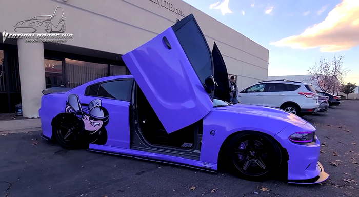 Dodge Charger pasang pelek warna hitam model palang 5