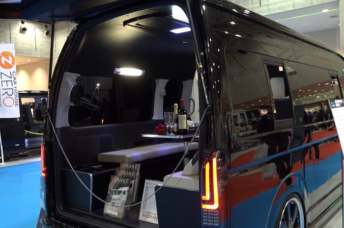 Modifikasi kabin Toyota HiAce yang dibuat mewah bak ruang keluarga