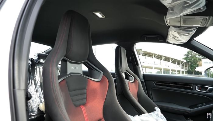 Sepasang jok semi bucket di kabin modifikasi All New Honda Civic RS