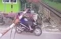 Ngilu Lihatnya, Video Detik-detik Emak-emak Tabrak Palang Rel Kereta Sampai Ke Rel 
