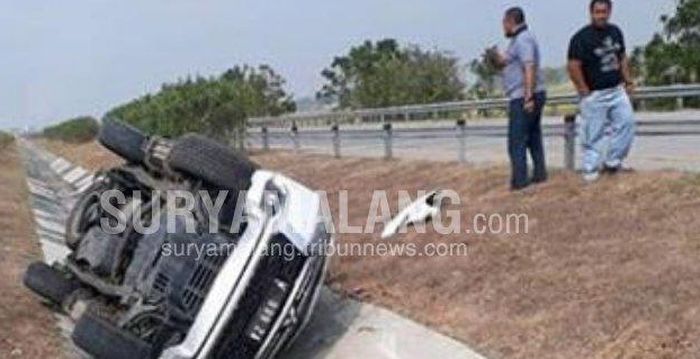 Mitsubishi Pajero Sport terbalik usai mengalami pecah ban di Tol Mojokerto-Kertosono