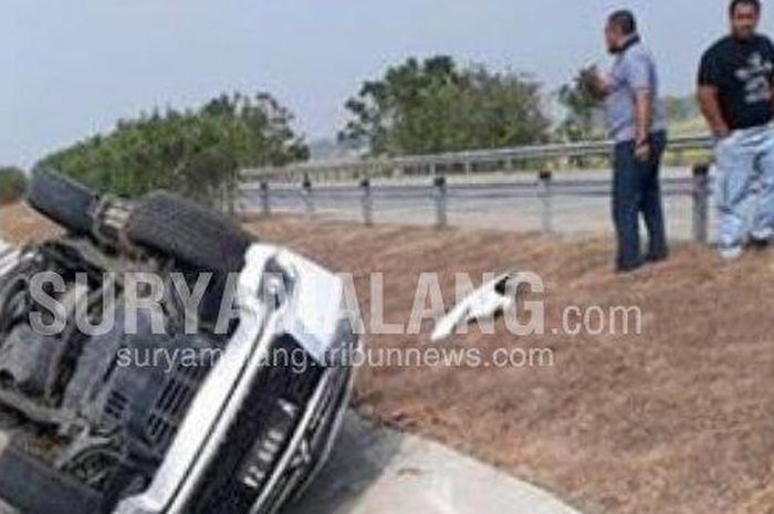 Kondisi mobil Mitsubishi Pajero Sport yang mengalami pecah ban di Tol Mojokerto-Kertosono sebelum dievakuasi petugas, Selasa (3/9/2019)