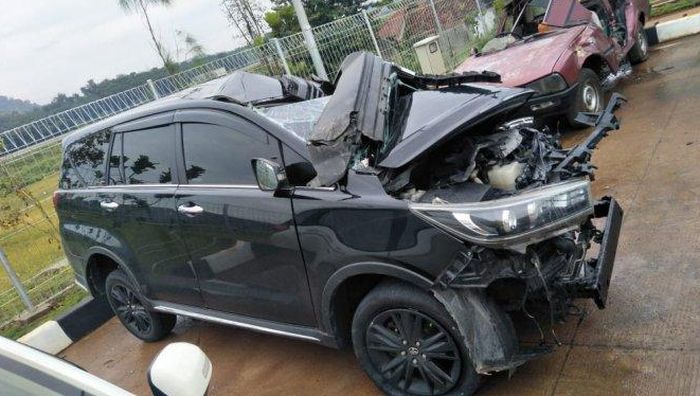 Toyota kijang Innova Bupati Demak hajar truk tronton di tol Batang-Semarang