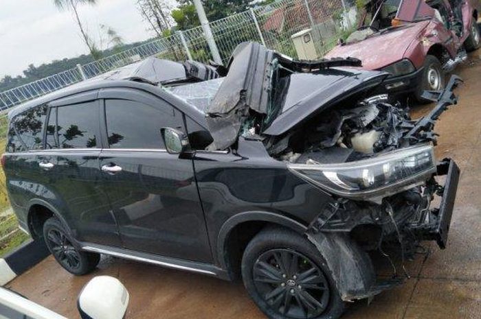 Toyota kijang Innova Bupati Demak hajar truk tronton di tol Batang-Semarang