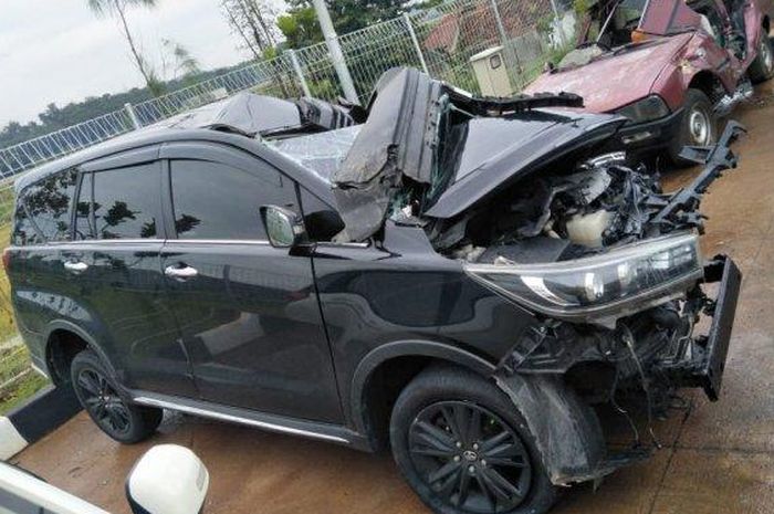 Kijang Innova Reborn Berantakan Sebelah Hantam Keras Truk Ajudan