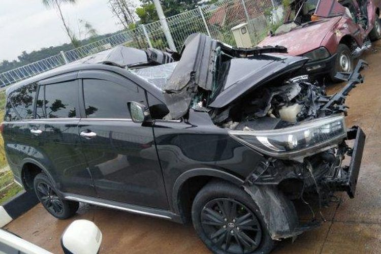 Kijang Innova Reborn Berantakan Sebelah Hantam Keras Truk Ajudan Bupati Meninggal Gridoto Com