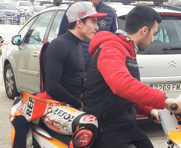 Meski mengalami rasa sakit, tetapi Marc Marquez masih tetap melanjutkan sesi tes Jerez hingga hari kedua