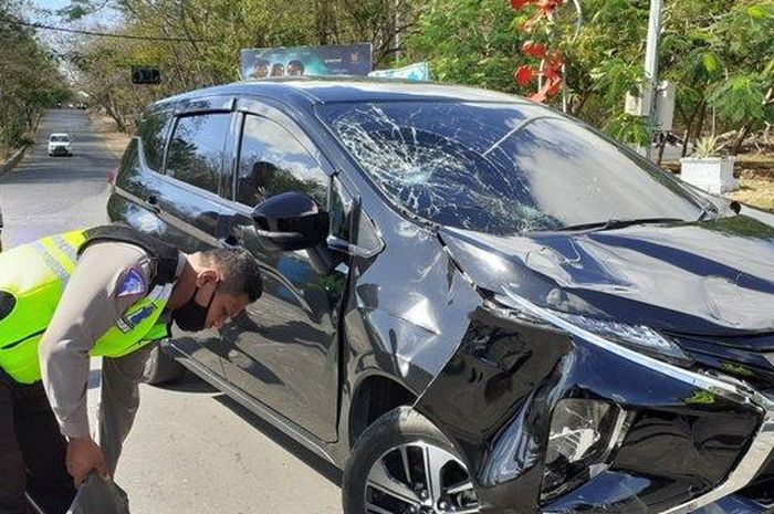 Kondisi Mitsubishi Xpander usai hajar motor di bundaran Undana, kota Kupang