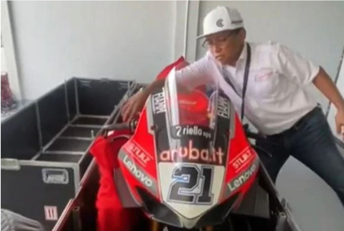 Kargo motor Ducati Panigale V4 R milik tim Ducati dibuka secara ilegal di sirkuit Mandalika, menjelang WorldSBK Indonesia 2021