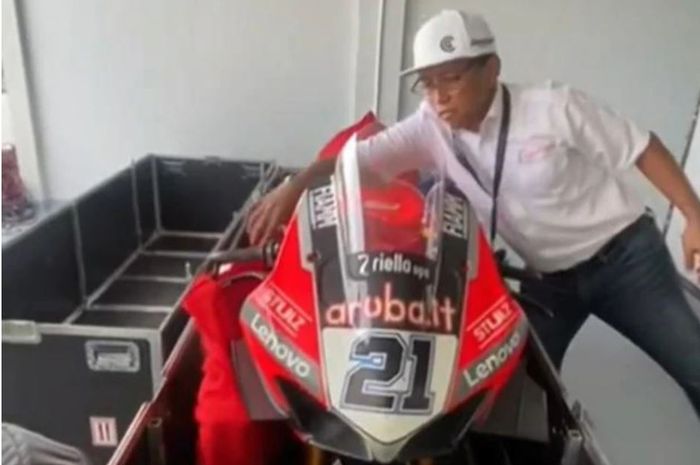 Kargo motor Ducati Panigale V4 R milik tim Ducati dibuka secara ilegal di sirkuit Mandalika, menjelang WorldSBK Indonesia 2021