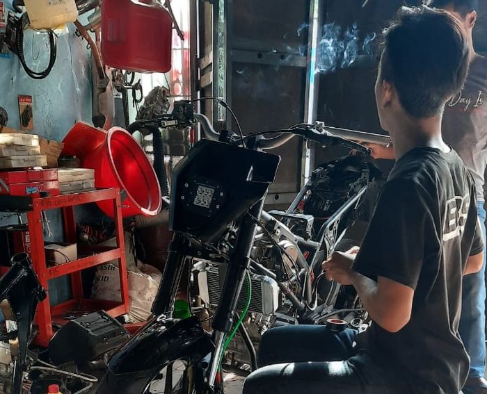 Proses swap engine KTM Duke 200 menggunakan mesin Kawasaki Ninja 150 R. 