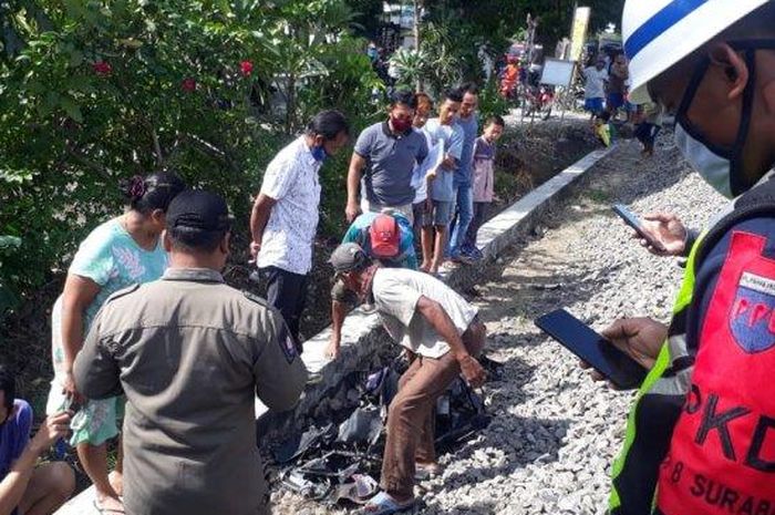 Honda Vario 125 jadi serpihan hingga rangka dan mesin tercebur parit setelah terseret kereta api sejauh 100 meter di kabupaten Bojonegoro