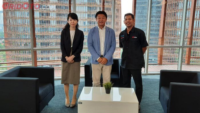 Isao Sekiguchi selaku President Director NMI (tengah) bersama Hiroko Wakita selaku Chief Marketing Director NMI (kiri) dan Aries Aditya Putra selaku Test Driver GridOto.com dalam IOOF