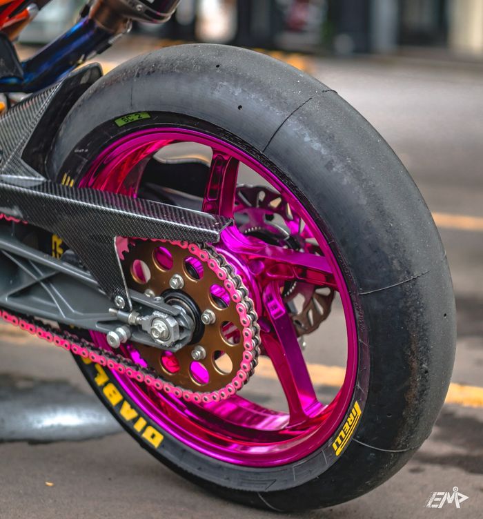 Pelek OZ Racing dibalut purple chrome bersanding dengan warna rantai yang senada