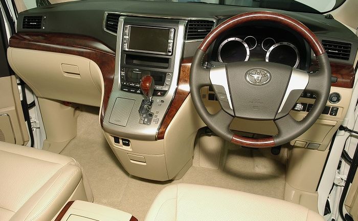Ilustrasi interior Toyota Alphard generasi pertama