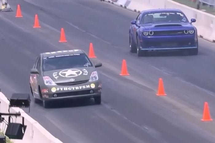 Screenshoot video balapan Toyota Prius dan Dodge SRT
