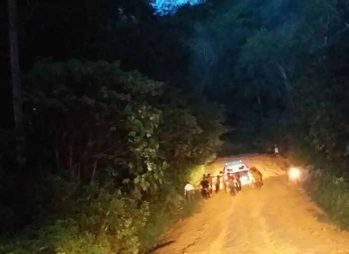 Mobil polisi yang terperosok di tengah hutan Sijunjung 