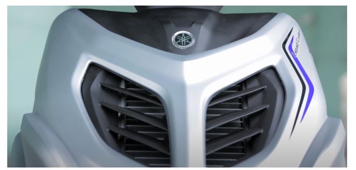 Posisi radiator ada di bodi depan, di balik kisi-kisi udara