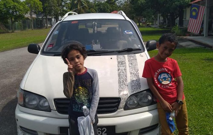 Ainnur Sofea (9) dan Ahmad Adam Ashraf (14) asal Malaysia.