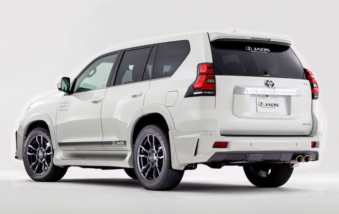 Tampilan belakang modifikasi Toyota Land Cruiser Prado