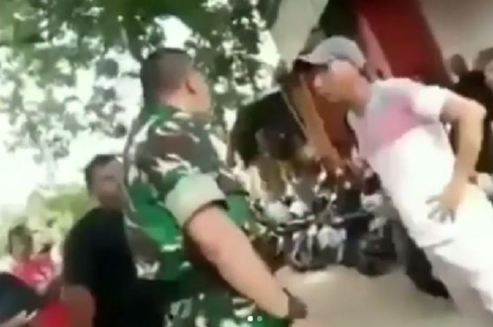 Anggota TNI terlibat cekcok dengan tukang parkir di sebuah pasar di Cirebon.