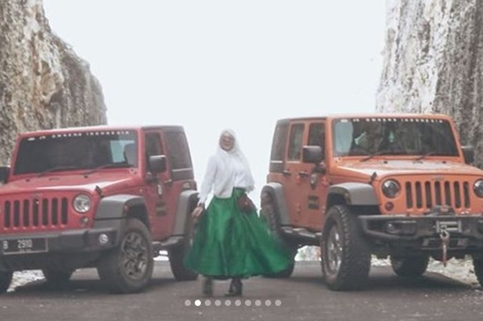 Sarita Abdul Mukti saat turing bersama Jeep Wrangler 