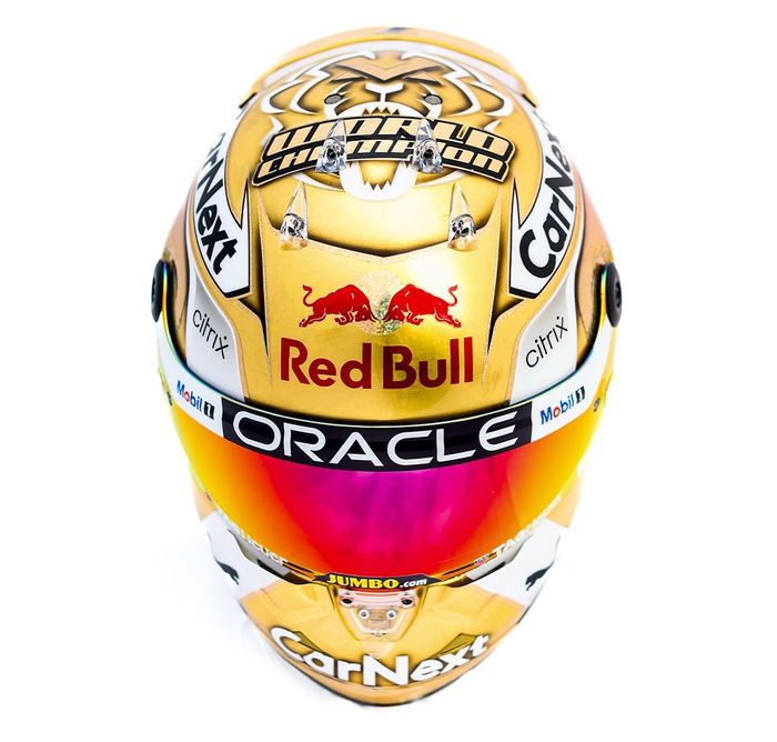 Pada bagian atas livery helm Max Verstappen yang berlapis emas ini ada tulisan 