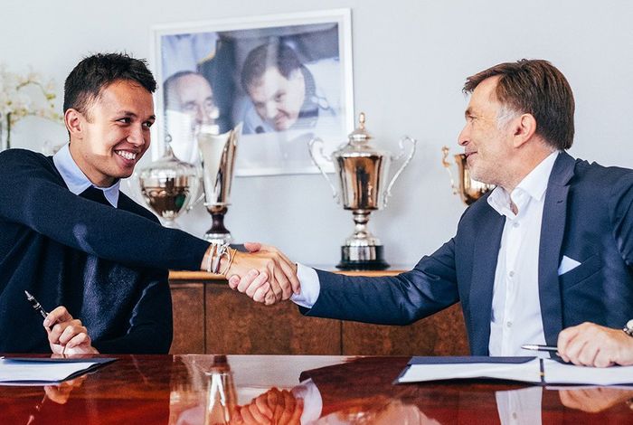 Alex Albon saat menandatangani kesepakatan sebagai pembalap tim Williams mulai tahun 2021