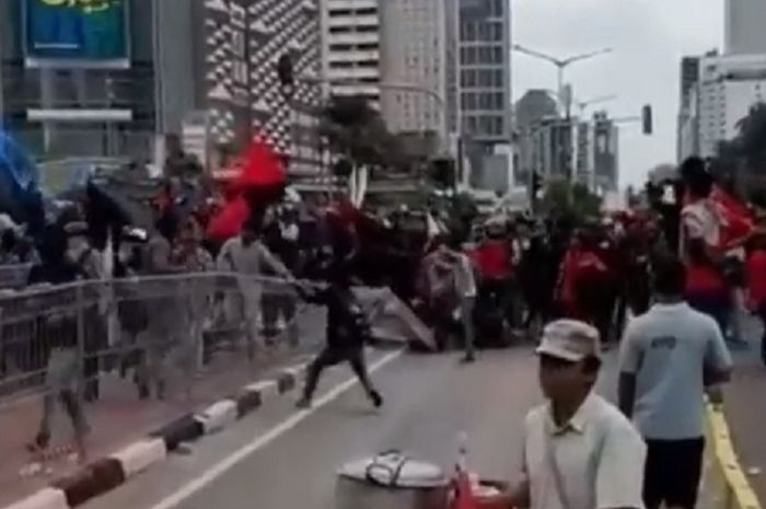 Oknum buruh bertindak anarkis dengan merusak pagar di depan halte Tosari, saat demo berlangsung.