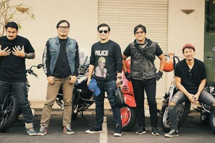 Gading Marten dan teman selebriti saat akan sunmori.