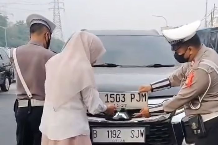 Polisi berhasil menilang pengendara pakai pelat palsu