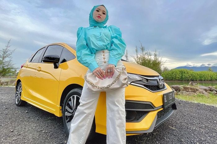 Herlin Kenza saat berpose di depan Honda Jazz RS miliknya.