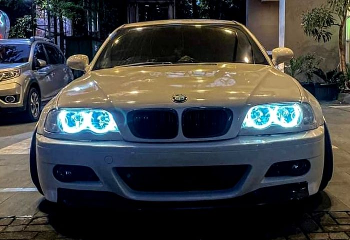 Tampilan depan BMW 318i E46 pasang headlamp M3 dengan custom angel eyes dan projector