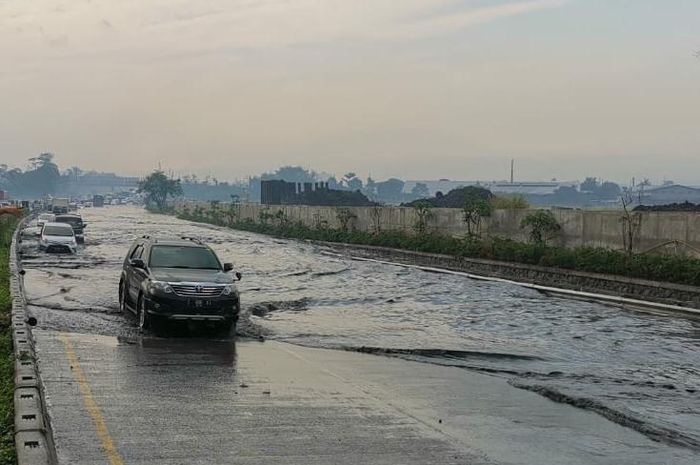 Genangan air setinggi 50 cm di tol Padaleunyi, diakibatkan karena proyek pembangunan kereta cepat disisi jalan tol Padaleunyi Km 130