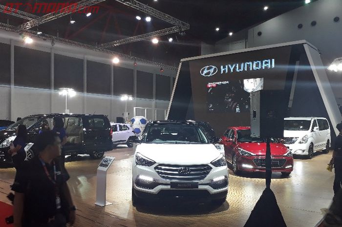 Line up Hyundai pada pameran di Kemayoran, Jakarta Pusat