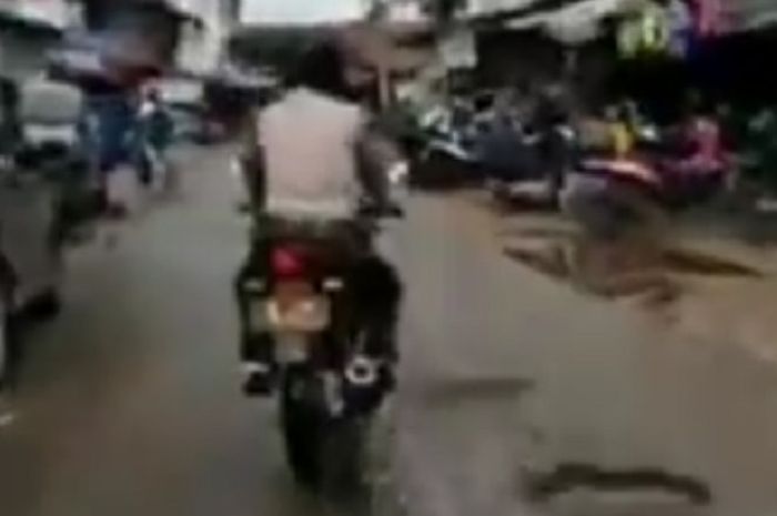Polisi enggak sadar lampu seinnya