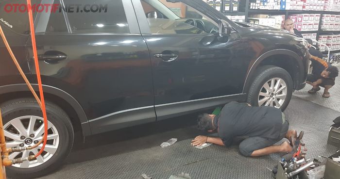 Salah satu mobil yang sedang dikerjakan di Sinar Mas Akhiong