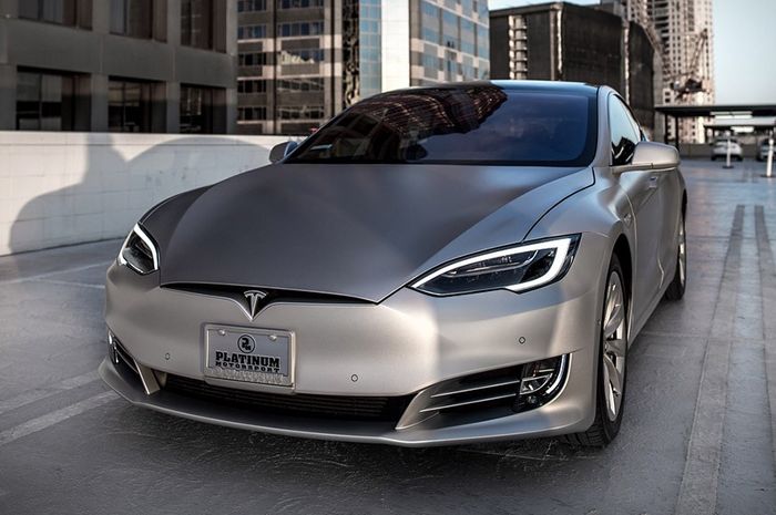 Tesla model S milik Kanye West dengan warna khusus 