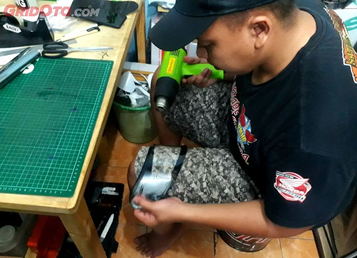 Pemasangan kaca film untuk visor helm