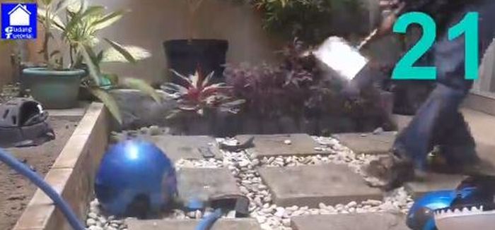 Hingga pukulan ke-21 menggunakan palu Thor tak membuat helm INK asli pecah