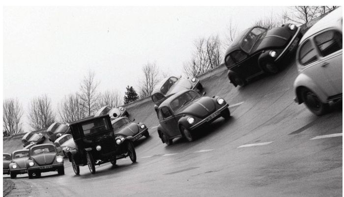Poster ini dibuat guna menunjukkan bahwa VW Beetle berghasil mengalahkan penjualan Ford Model T