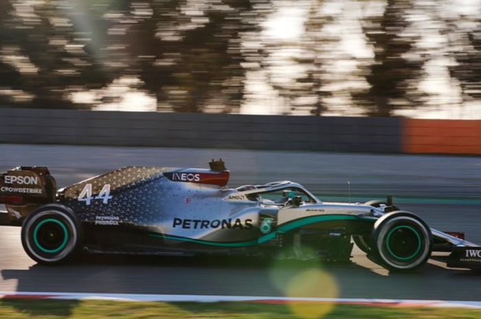 Lewis Hamilton dengan mobil Mercedes W1 catat waktu tercepat tes pramusim F1 2020 di Barcelona hari pertama